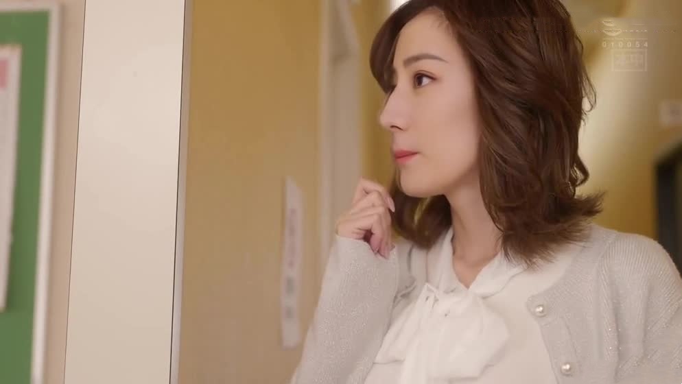 迪丽热巴饰演失恋女教师!饥渴难耐勾引男学生肉体安慰